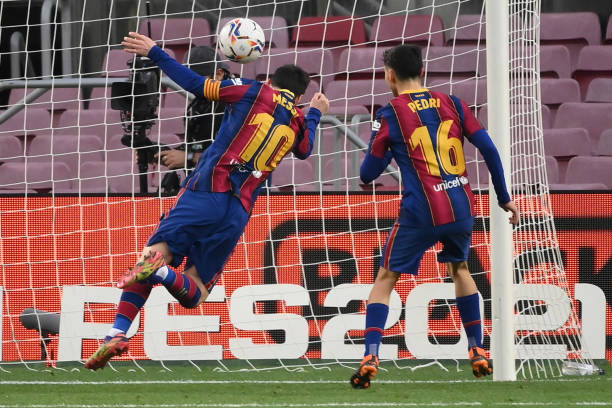 Messi lập siêu kỷ lục bằng đầu, Barca vẫn trượt dài tại La Liga