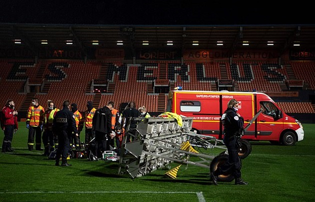 Ảnh bài viết Sốc: Đèn pha ở sân vận động Ligue 1 rơi gây chết người