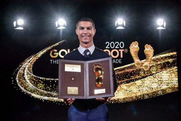 Vượt Messi, Ramos, Lewandowski; Ronaldo rạng rỡ khoe giải thưởng Bàn chân vàng