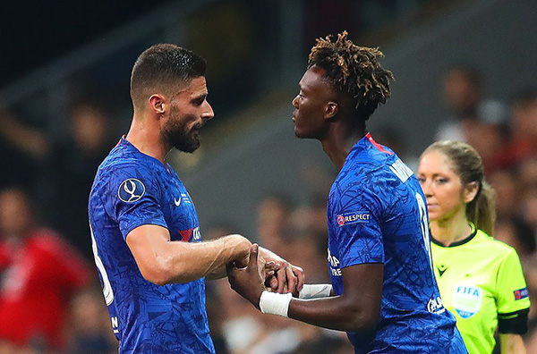 Alan Shearer: "Abraham xứng đáng đá chính ở trận Arsenal hơn Giroud vì..."