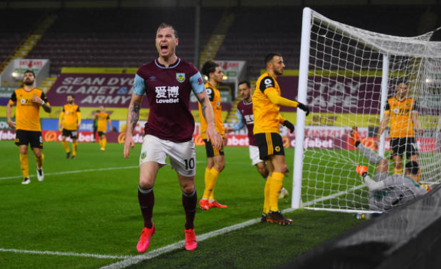Hạ gục Wolves trên sân nhà, Burnley đào tẩu khỏi nhóm cầm đèn đỏ