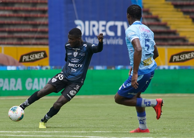 Mua 'truyền nhân' của Pogba và Kante, M.U từng gặp đối thủ đáng gờm