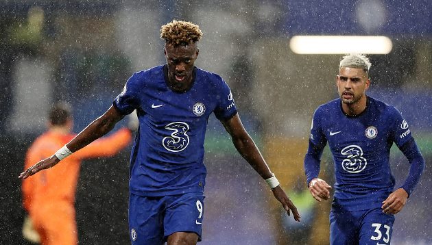 Neville so sánh Tammy Abraham với tiền đạo Liverpool
