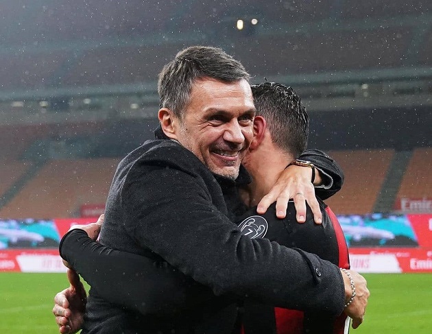 Milan chơi quá xuất sắc, Maldini lao xuống sân ôm chầm cầu thủ