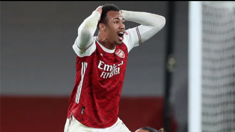 XONG! Thắng Chelsea, Arsenal hứng chịu đòn giáng mạnh