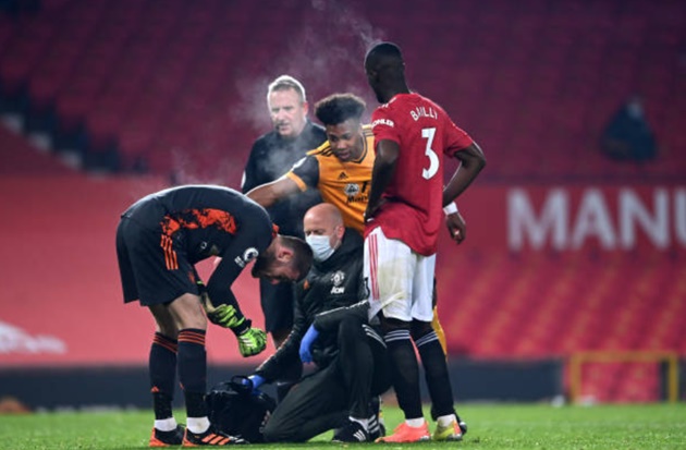 Đụng nhẹ "Quái thú Wolves", De Gea nhận cái kết đắng lòng