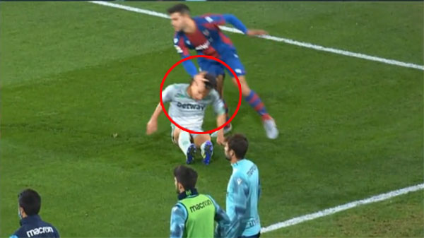 VAR 'tặng' thẻ đỏ cho pha vả mặt đồng nghiệp tại La Liga