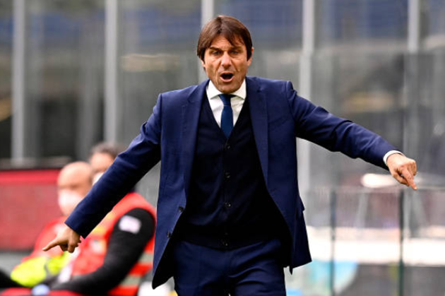 Conte nổi điên chửi mắng "đồ tể" Vidal ngoài đường pitch
