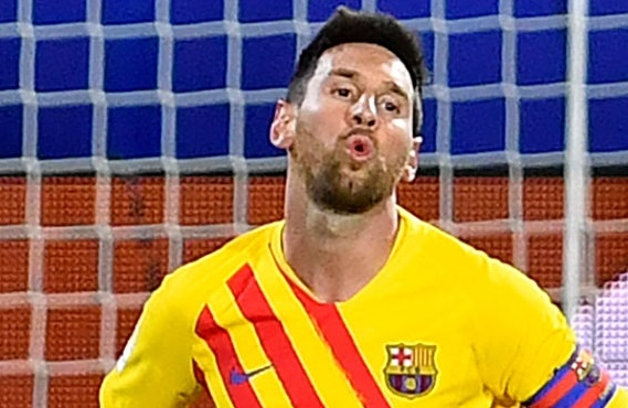 Messi múa karate bất thành, đá bay cơ hội ngon ăn