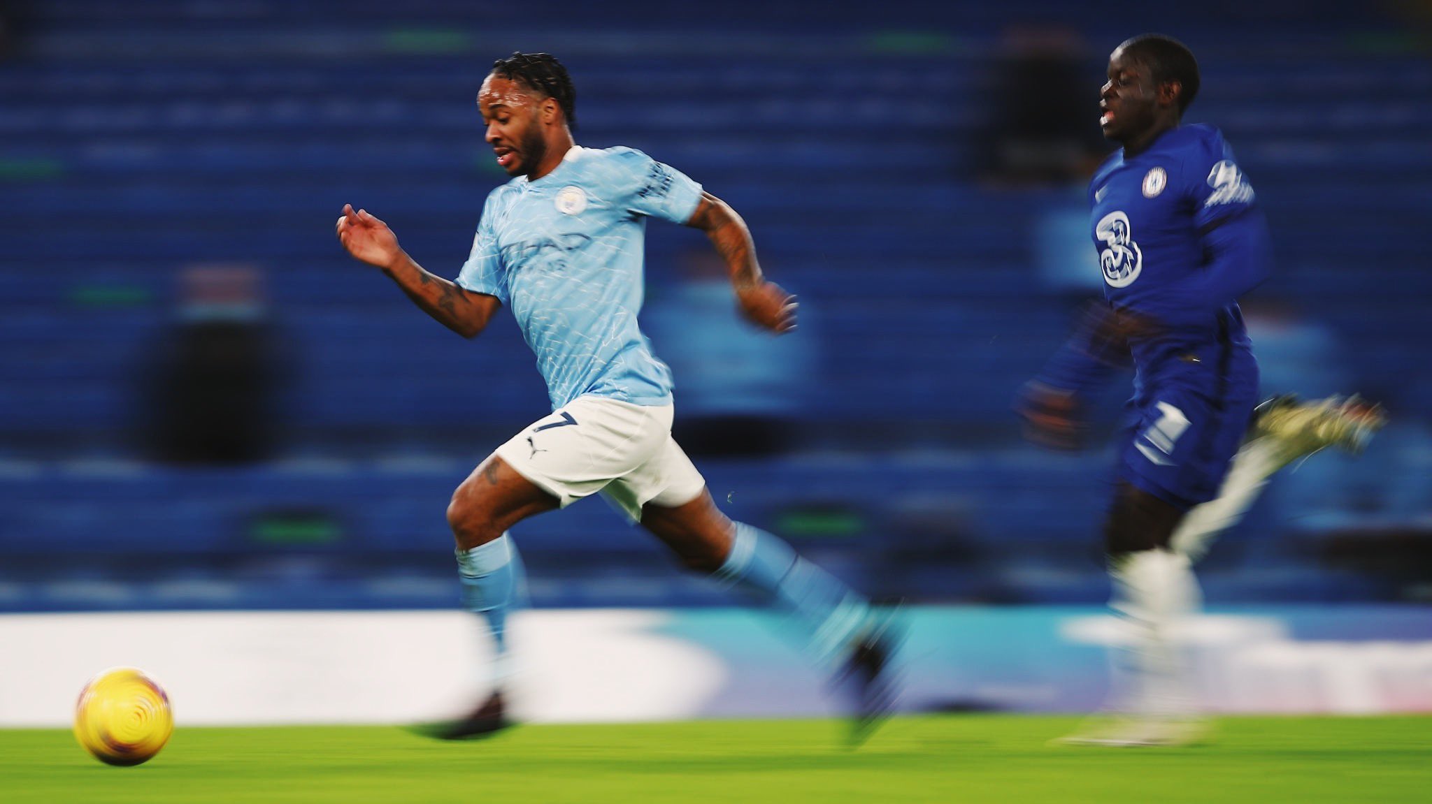 Sterling nhận đủ gạch đá vì đăng ảnh cho Kante 'ngửi khói'
