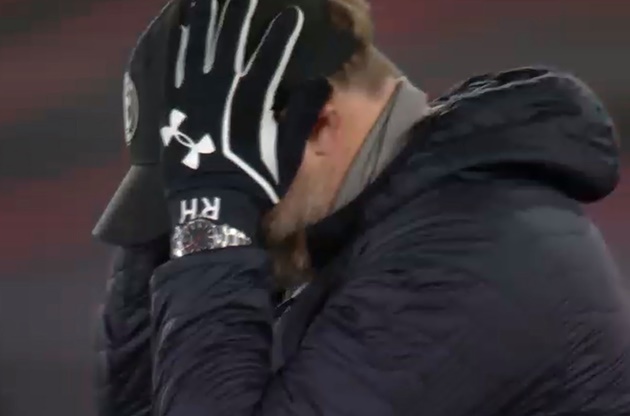 Quỳ xuống khóc sau khi thắng Liverpool, HLV Hasenhuttl phán luôn 1 câu