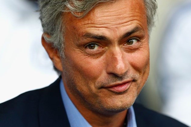 10 phút sau khi bị loại, Mourinho đã làm 1 điều trong phòng thay đồ đối thủ