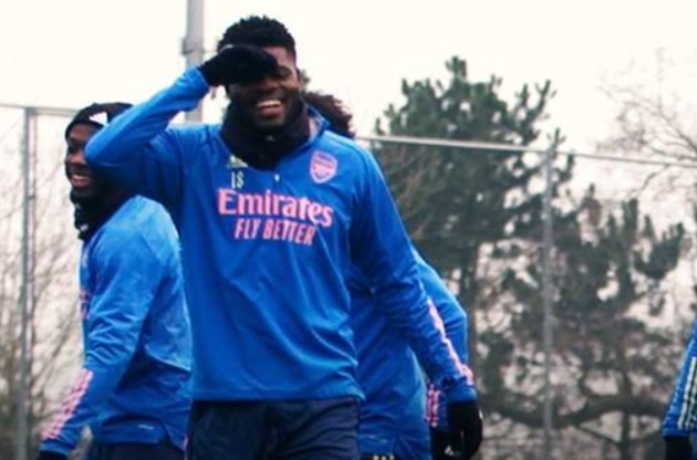 Partey trở thành trò đùa, bị 2 sao Arsenal nhún nhảy chọc quê phải che mặt