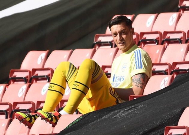 Ảnh bài viết Cạn tàu ráo máng, Mesut Ozil quyết tâm 'chơi lầy' với Arsenal