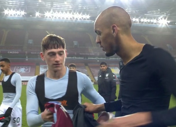Vừa đổi áo với Fabinho, sao phá lưới Liverpool đã xin lại