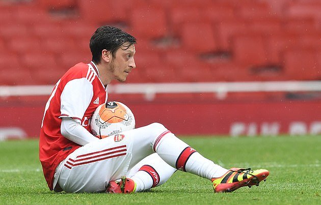 Chịu 'trả góp' lương, Arsenal sẽ tống khứ được Ozil