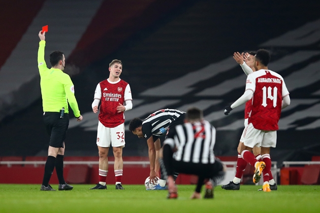 Nhìn lại 19 phút cay đắng và ngọt ngào của "kẻ cứu rỗi" Arsenal