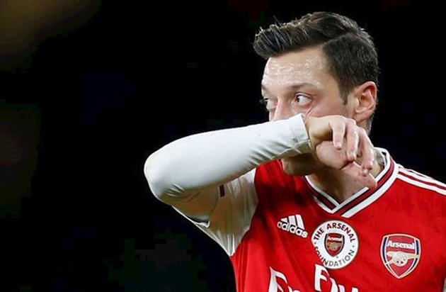 XONG! Ozil 'phát cẩu lương' lộ liễu, chủ tịch phá vỡ im lặng