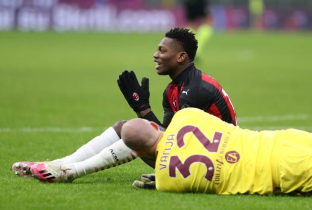 CHOÁNG! Đối phương "đấu vật" lộ liễu, Milan mất penalty + nhận thẻ đỏ