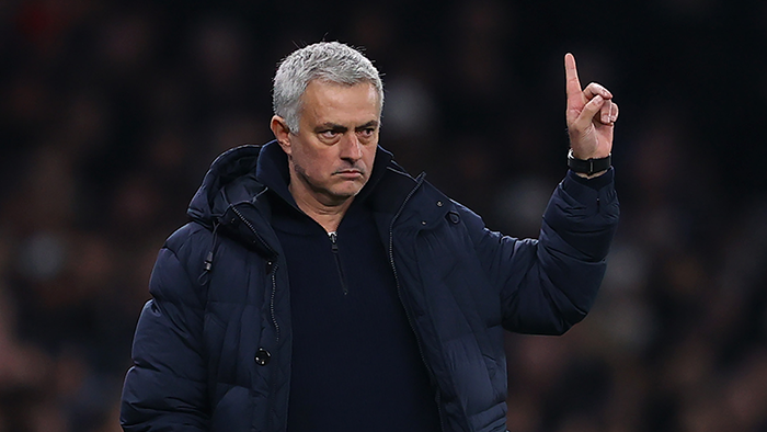 Mourinho hâm dọa Ozil: "Tôi chỉ muốn ném chiếc giày vào đầu cậu"