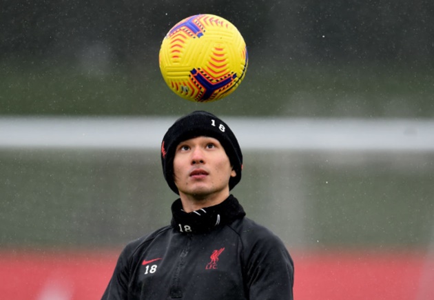 Dàn sao Liverpool đeo khẩu trang kín mít, Thiago múa rabona trước derby nước Anh