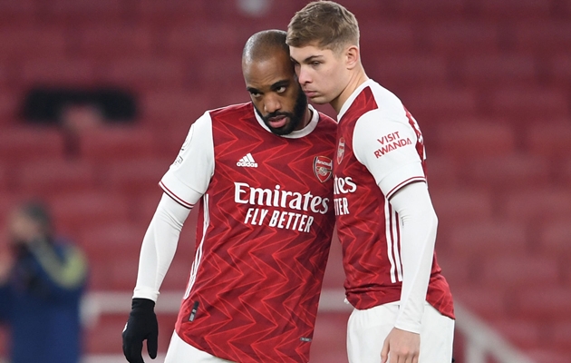 Bị đồng đội "phá game", Lacazette lộ rõ sự thất vọng