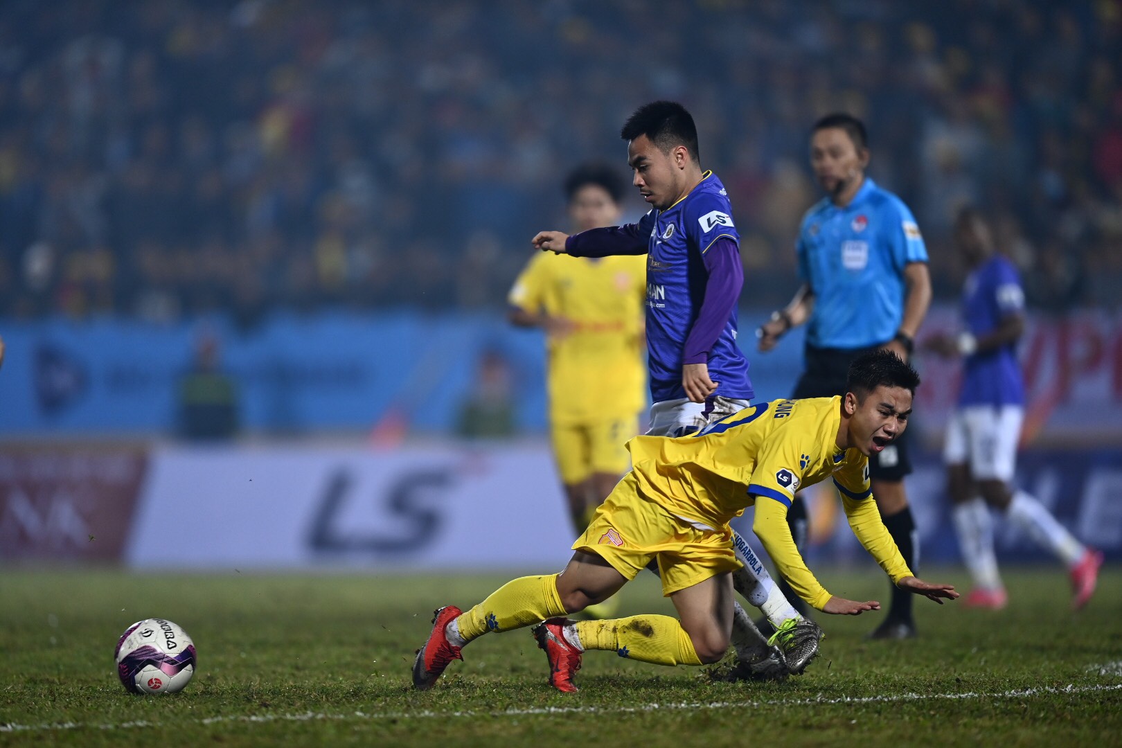 Làm khách đến Nam Định, Hà Nội FC nhận cú sốc lớn ngày khai màn V-League