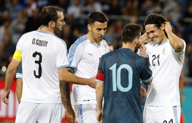 10 lần Messi đánh mất lý trí trên sân cỏ: Suýt 'choảng' Cavani