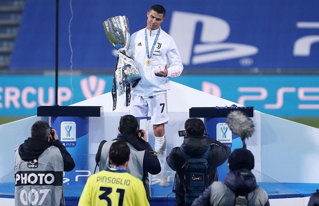 Ronaldo liên tục "sống ảo" sau khi giành danh hiệu thứ 4 cùng Juve