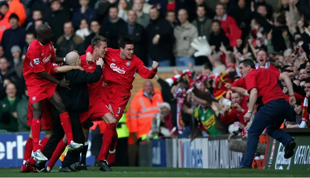 Liverpool thắng Man United sau 85 năm và vết sẹo Vidic gây ra cho Peter Crouch