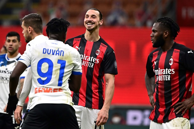 Bị đối thủ mỉa mai vụ penalty, Zlatan tươi cười đáp trả