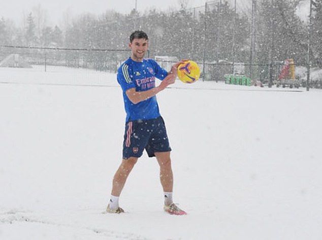 Ảnh bài viết “Quái vật” Arsenal quần đùi, áo phông tập luyện dưới cơn bão tuyết