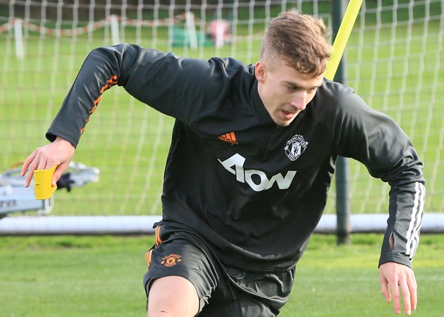 XONG! Chia tay Man Utd, 'người khổng lồ' hồi hương thi đấu