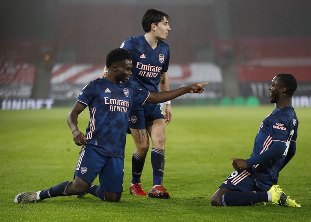Bom tấn thức tỉnh, Arsenal ngược dòng nhấn chìm Southampton