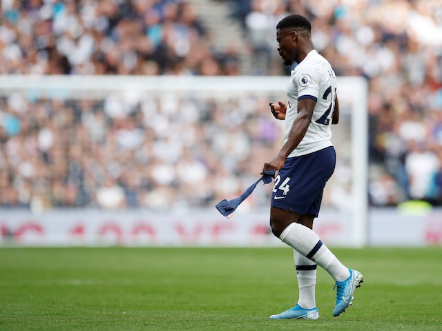 Bị Mourinho "la rầy", sao Tottenham bực tức bỏ về trong giờ nghỉ
