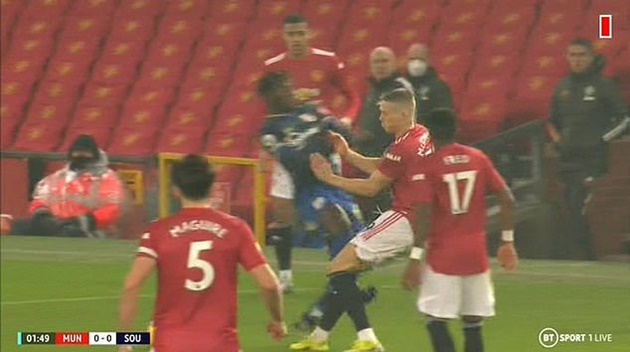 Điên rồ, "quái thú" Man United bị đốn hạ chỉ sau 79 giây bóng lăn