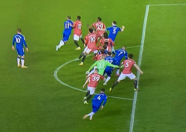 Man Utd đã để Everton 'sống sót' rời Old Trafford như thế nào?