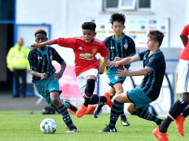 Ảnh bài viết 2 sao mai U18 được gọi lên tập luyện cùng đội 1 Man Utd