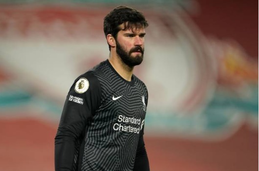 Alisson 'cosplay' Karius, Liverpool thảm bại trước đội hình không tiền đạo của Man City
