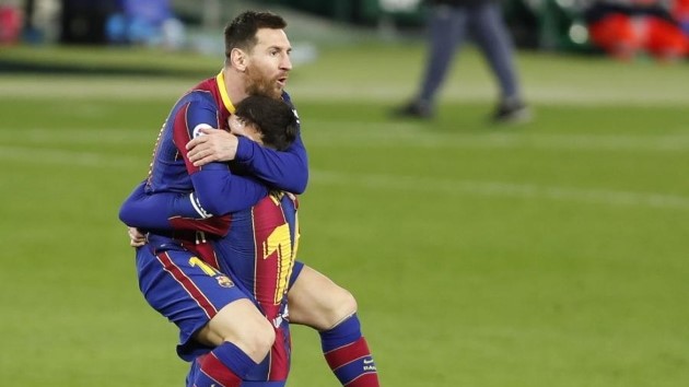 Ghi bàn sau 2 phút vào sân, Messi áp sát thành tích của Suarez