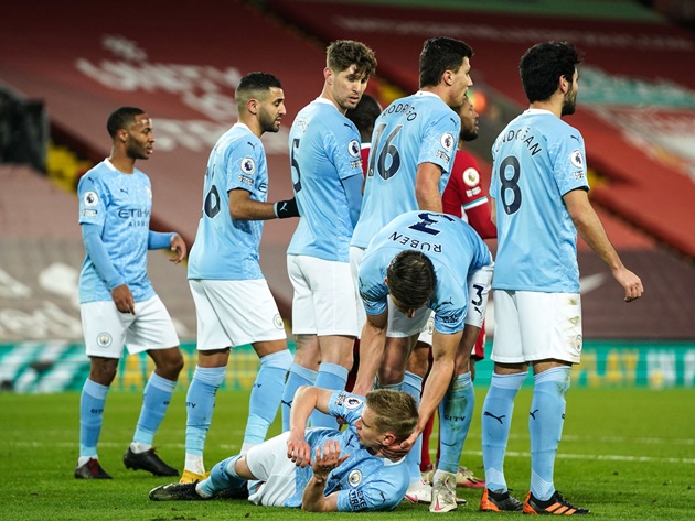 Ảnh bài viết CHOÁNG! Dias tóm cổ sao Man City nằm trên sân, lôi qua 1 bên