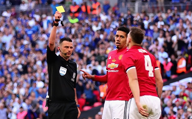 SỐC! Sau 1 quyết định, trọng tài Premier League phải dọn ra khỏi nhà