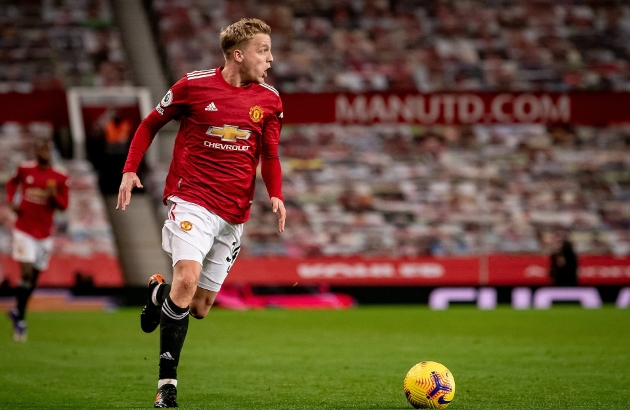 Mark Hughes: "Cầu thủ Man Utd chưa tin tưởng Van de Beek"