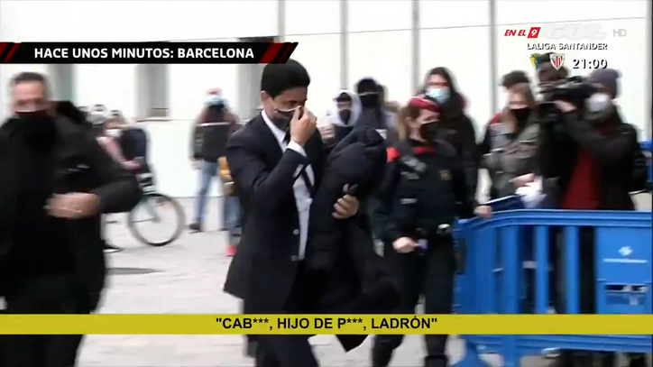 Ảnh bài viết Vừa đến Camp Nou, chủ tịch PSG đã "tối tăm mặt mũi" với fan Barca