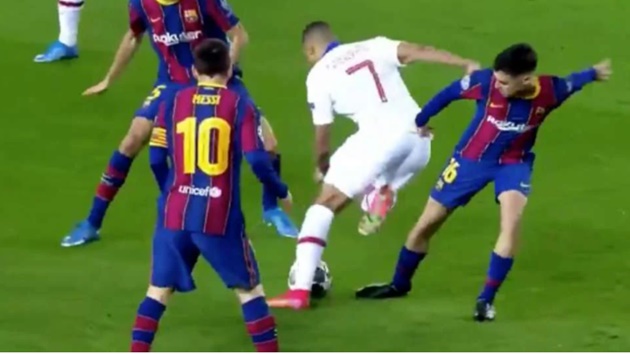 Chỉ mất 3 giây, Mbappe biến Messi và dàn sao Barca thành "kẻ học việc"