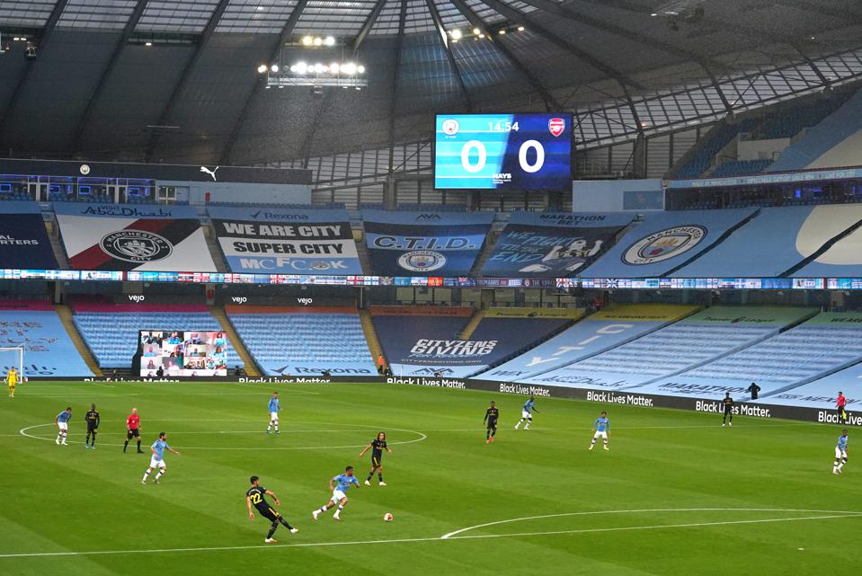 Đại dịch hoành hành, BTC Premier League vẫn tin tưởng các sân vận động có thể sớm mở cửa trở lại