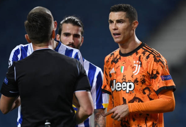 Ronaldo "nổi điên" với trọng tài sau khi Juve mất penalty phút 90+4