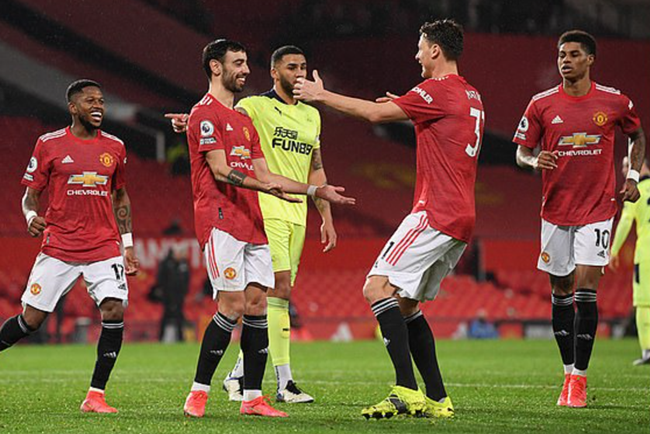Lột xác ngoạn mục, Man United "nuốt chửng" Newcastle tại OTF
