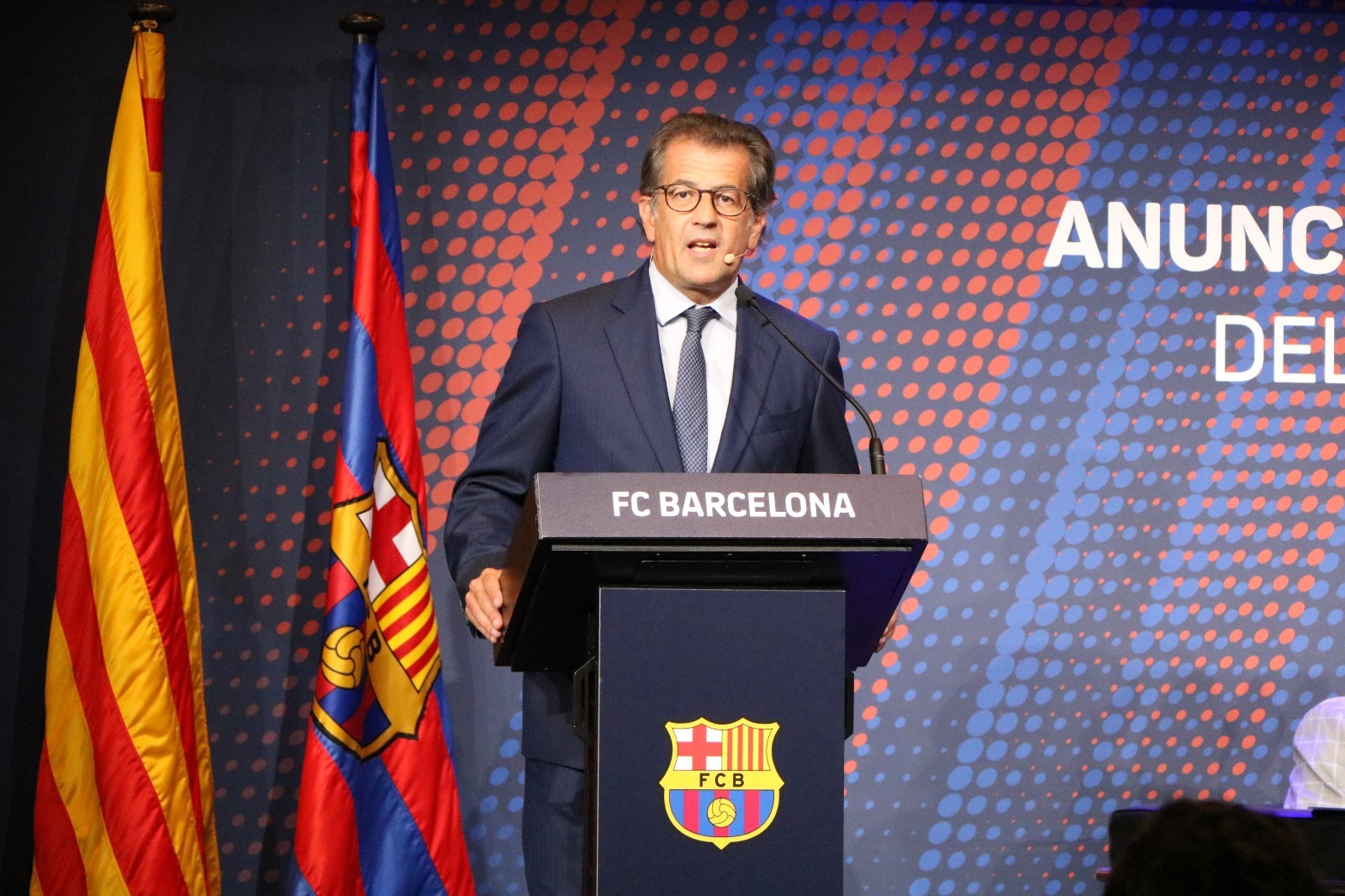 Ứng viên chủ tịch tiết lộ Barca nhận 250 triệu euro đầu tư, sẽ nổ 3 bom tấn