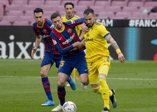 Bị CĐV công kích dữ dội, 'tội đồ' Barcelona lộ hình ảnh nhói lòng